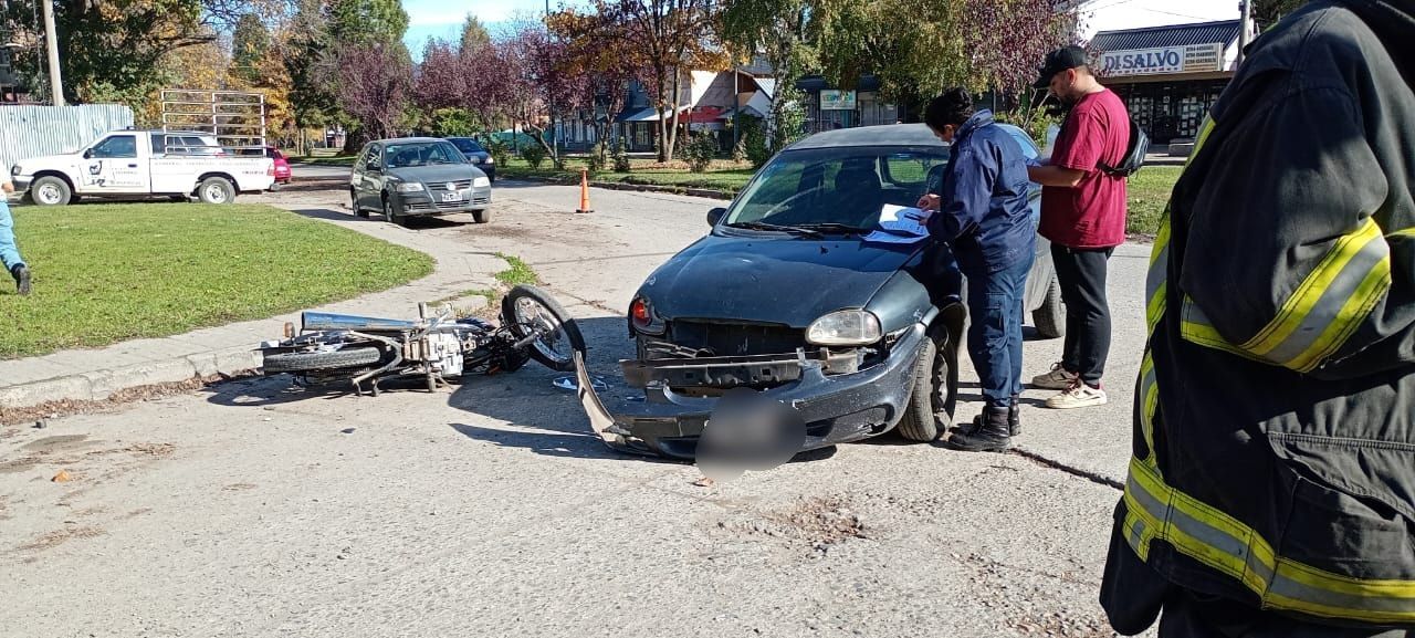 Choque entre un auto y una moto en pleno centro de El Bolsón - InfoChucao