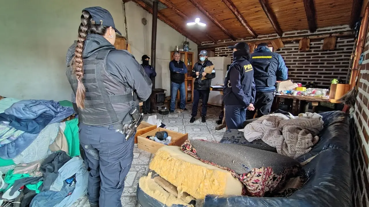 Allanamiento en El Bolsón: la Policía encontró drogas y un arma de ...